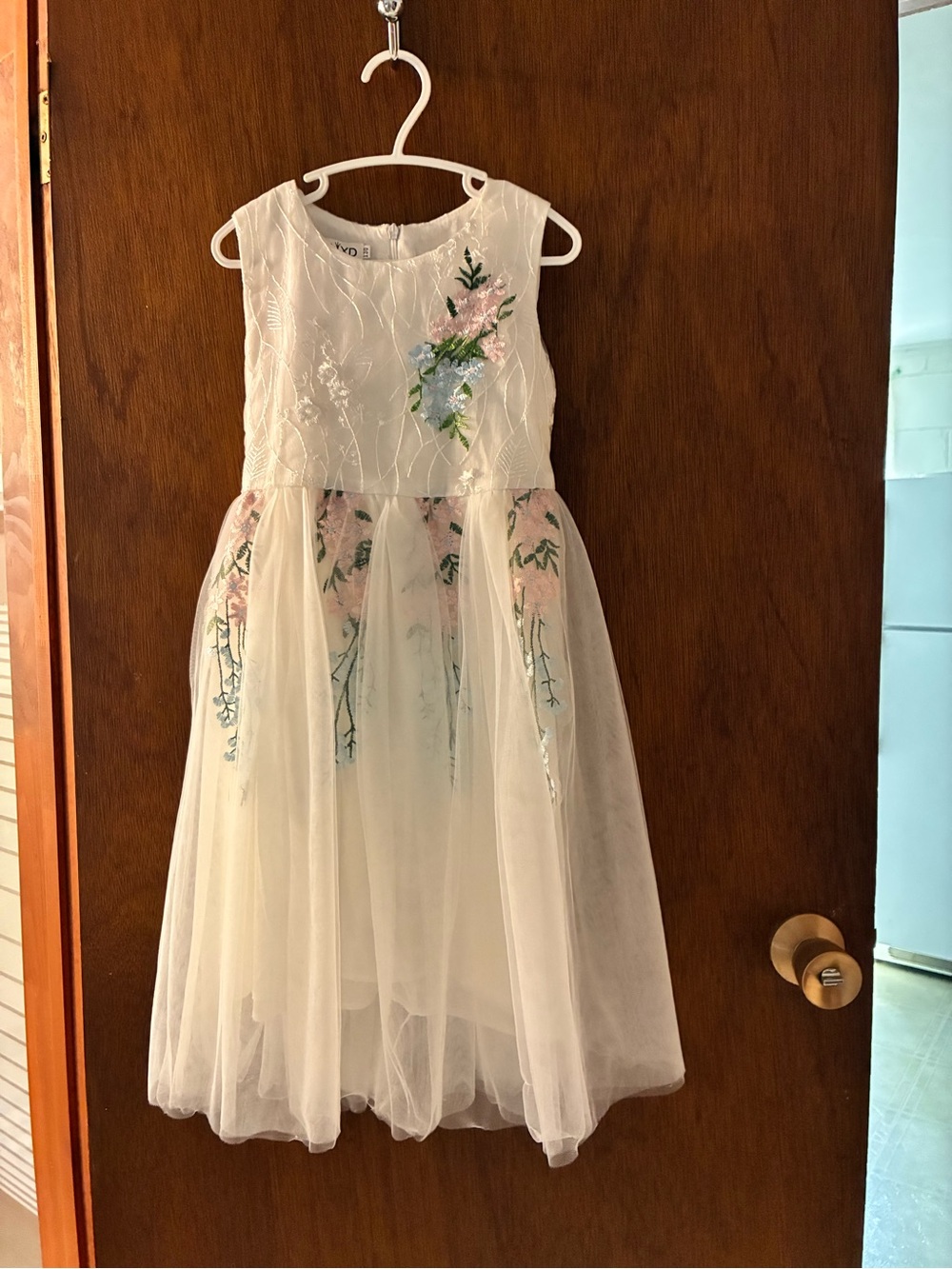 Girls White Floral Embroidered Tulle Dress size 8. (130)
